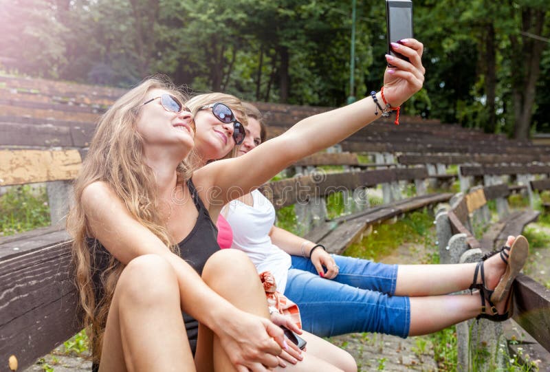 Tre migliori amici che prendono un selfie immagine stock libera da diritti Tre migliori amici che prendono un selfie immagine stock libera da diritti