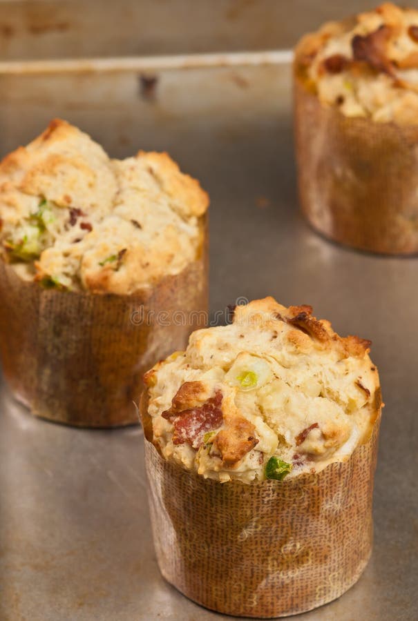 Tre, nytt bakad hemlagad majsbacon och jalapeñomuffin royaltyfri bild Tre, nytt bakad hemlagad majsbacon och jalapeñomuffin royaltyfri bild
