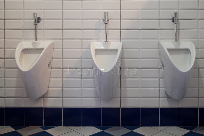 Tre orinatoi puliti nei bagni pubblici fotografia stock Tre orinatoi puliti nei bagni pubblici fotografia stock