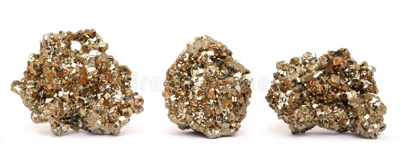 Tre pezzi di cristalli dorati della pirite fotografie stock Tre pezzi di cristalli dorati della pirite fotografie stock