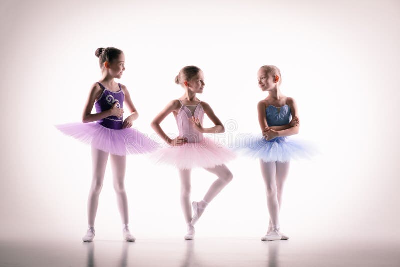 Tre piccole ballerine nello studio di ballo fotografia stock Tre piccole ballerine nello studio di ballo fotografia stock