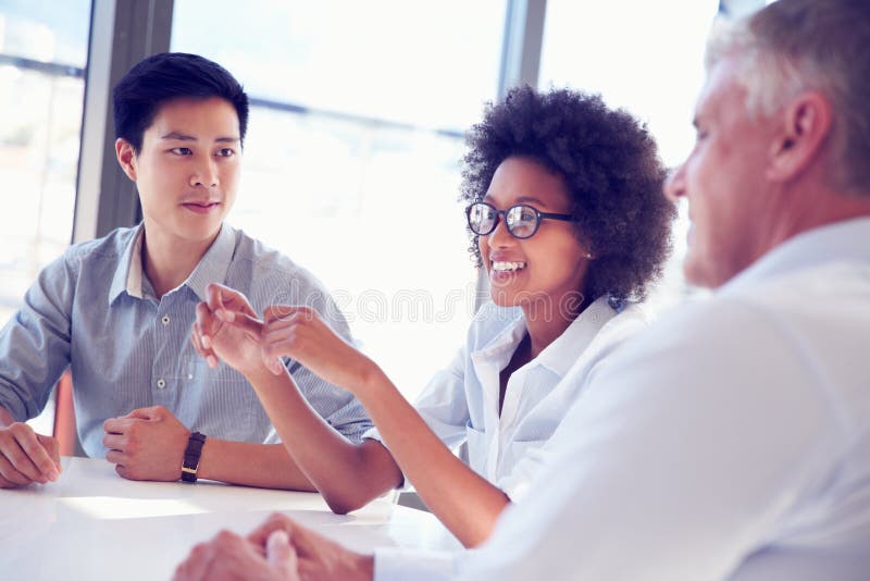 Tre professionisti di affari che lavorano insieme immagine stock libera da diritti Tre professionisti di affari che lavorano insieme immagine stock libera da diritti