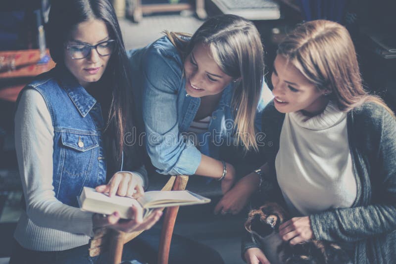Tre ragazze degli studenti che studiano insieme a casa fotografia stock libera da diritti Tre ragazze degli studenti che studiano insieme a casa fotografia stock libera da diritti