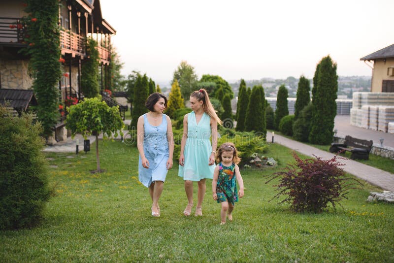 Tre ragazze di camminata fotografia stock Tre ragazze di camminata fotografia stock