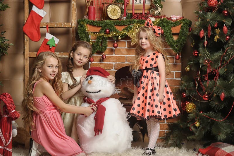 Tre ragazze sveglie che aspettano il Natale fotografia stock libera da diritti Tre ragazze sveglie che aspettano il Natale fotografia stock libera da diritti