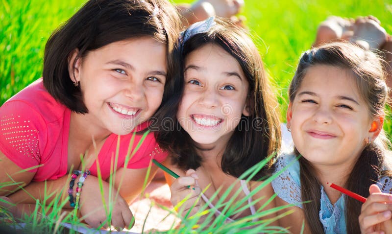 Tre ragazze teenager felici al parco fotografia stock libera da diritti