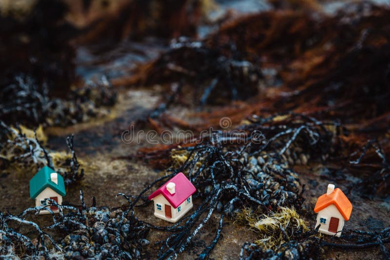 Tre små hus vid havet royaltyfria foton Tre små hus vid havet royaltyfria foton
