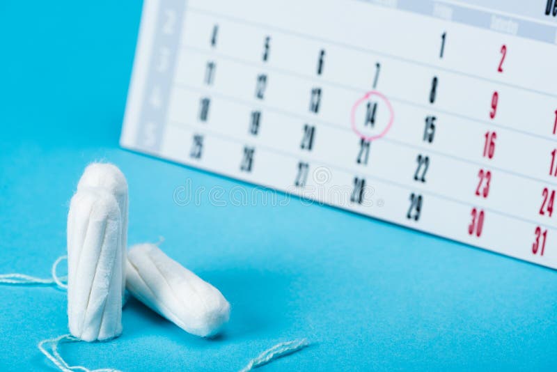 tre tamponi e calendari mestruali fotografie stock libere da diritti tre tamponi e calendari mestruali fotografie stock libere da diritti