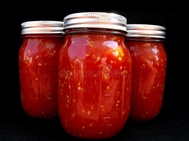 Tre vasi di vetro di salsa rossa immagini stock libere da diritti Tre vasi di vetro di salsa rossa immagini stock libere da diritti
