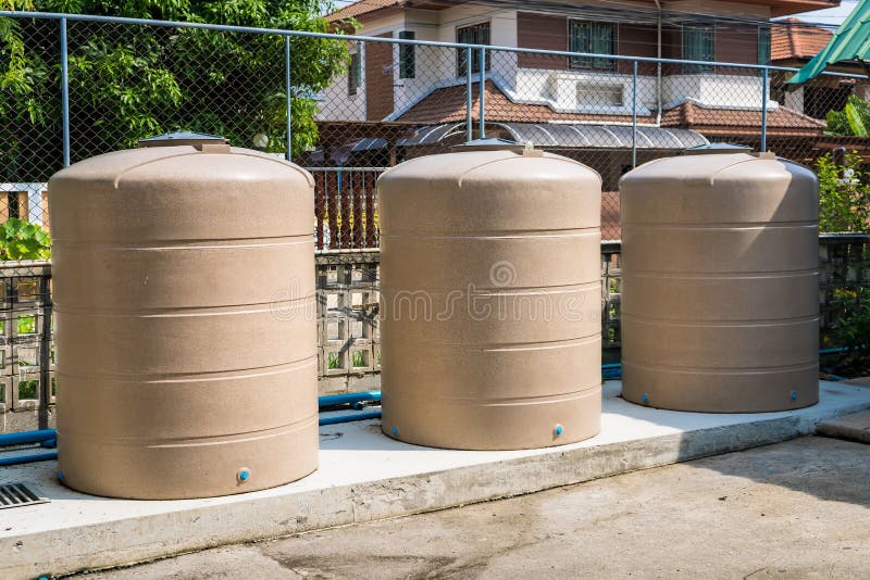 Tre vattentankar eller vattenfat i Thailand
