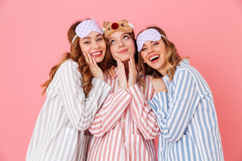 Tre vestiti e sonni d'uso allegri di svago delle amiche 20s fotografia stock libera da diritti Tre vestiti e sonni d'uso allegri di svago delle amiche 20s fotografia stock libera da diritti