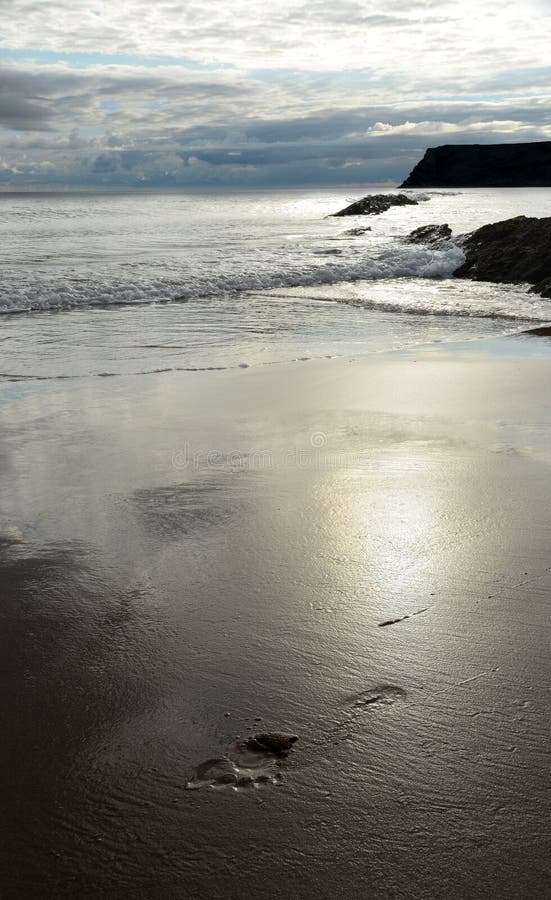 Pisar en arena de Playa sobre el amanecer.