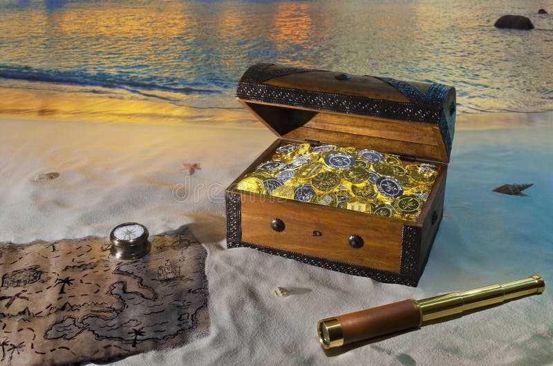 Antico spyglass, mappa del tesoro del pirata petto pieno di oro e monete d'argento sulla spiaggia al tramonto.