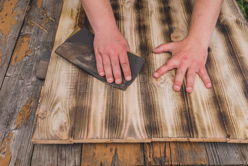 Papier De Verre De Mains De Processmale De Traitement Du Bois De