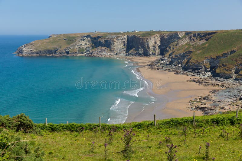 Trebarwith trådstrand och fjärd Cornwall nära Tintagel royaltyfri bild Trebarwith trådstrand och fjärd Cornwall nära Tintagel royaltyfri bild