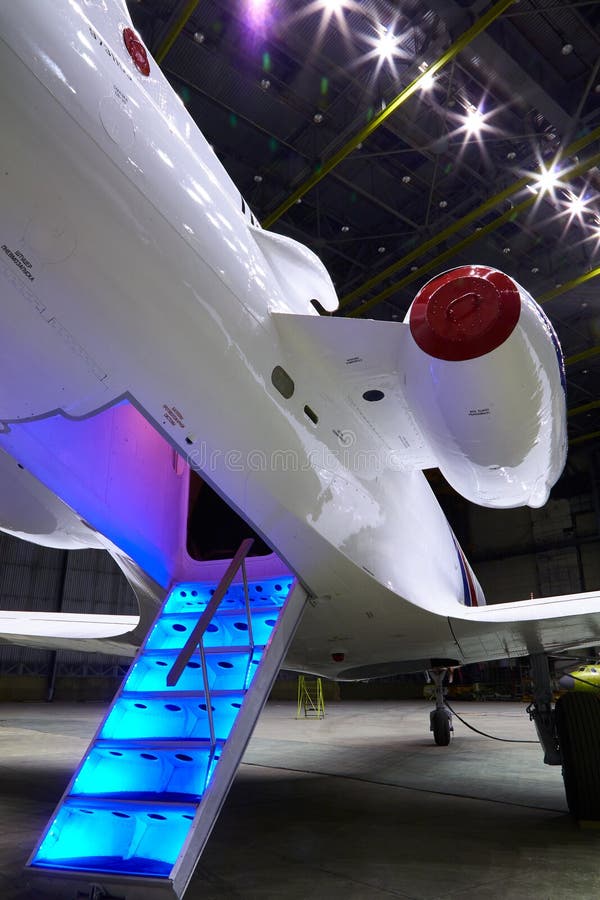 Treden met Jet Engine op een moderne privé jet royalty-vrije stock fotografie Treden met Jet Engine op een moderne privé jet royalty-vrije stock fotografie