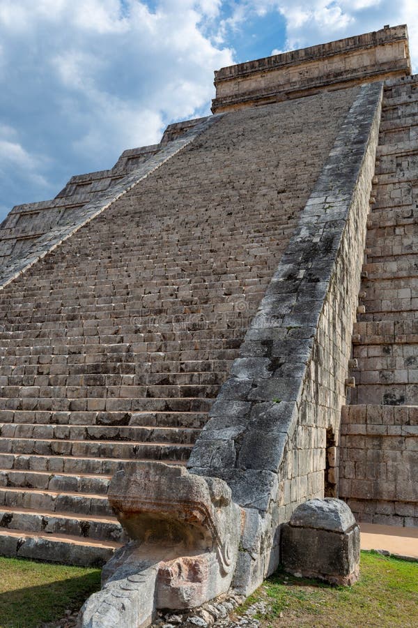 Treden van een Mayan piramide van Kukulcan El Castillo in Chichen Itza royalty-vrije stock fotografie Treden van een Mayan piramide van Kukulcan El Castillo in Chichen Itza royalty-vrije stock fotografie