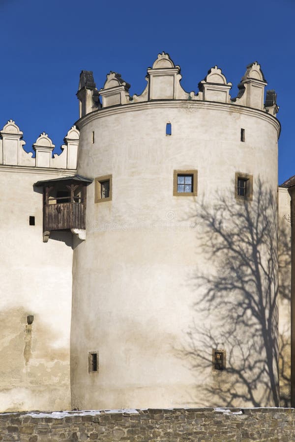 Tieň stromu hodený na Kežmarský hrad