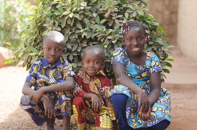 Trei copii africani superbi care se dădeau afară zâmbind și râzând stock photo