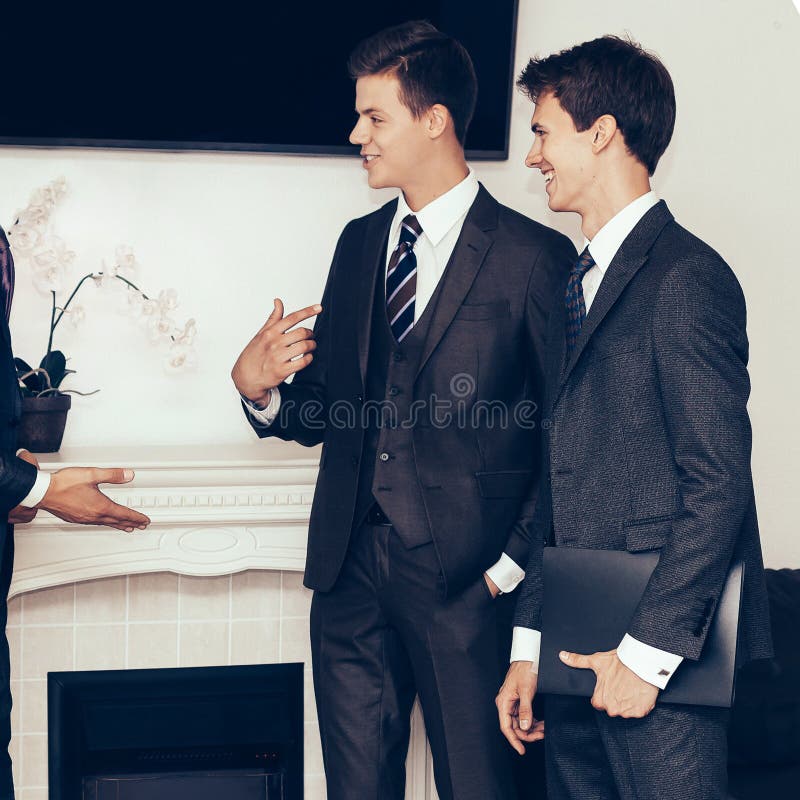 Trei oameni de afaceri care discută despre un acord în sala de reuniune stock image