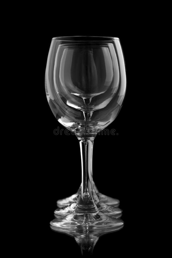 Trei pahare elegante de vin pe fond negru royalty free stock image