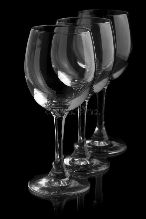 Trei pahare elegante de vin pe fond negru stock images