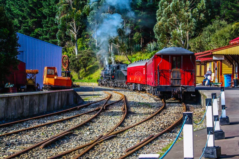 Trein die de post, Wellington City, Wellington, Nieuw Zeeland verlaten royalty-vrije stock afbeeldingen Trein die de post, Wellington City, Wellington, Nieuw Zeeland verlaten royalty-vrije stock afbeeldingen