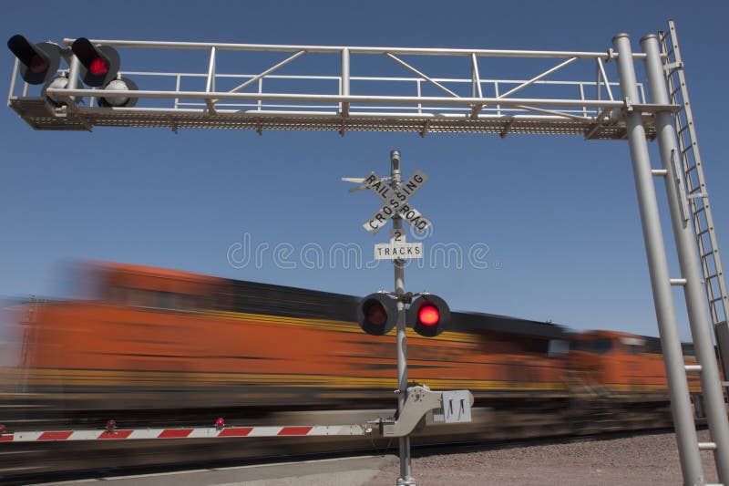 Trein het verzenden door spoorweg te kruisen royalty-vrije stock afbeeldingen Trein het verzenden door spoorweg te kruisen royalty-vrije stock afbeeldingen