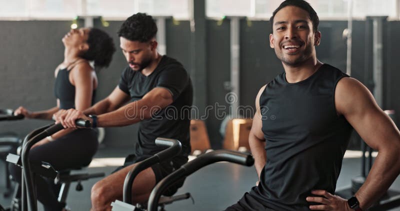 Treinador de saúde e máquina de bicicleta para exercícios de repouso na classe de formação para o bem-estar do corpo e feliz com o