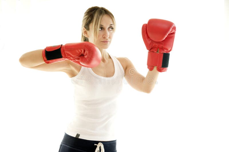 Treinamento da mulher de Kickboxer foto de stock