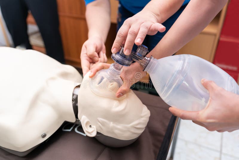 Treinamento do CPR com o saco da boneca e dos Estar-bu do CPR para a ressuscitação da ventilação imagem de stock Treinamento do CPR com o saco da boneca e dos Estar-bu do CPR para a ressuscitação da ventilação imagem de stock