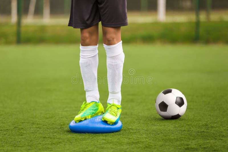 Jogador De Futebol Do Menino No Treinamento Jogadores De Futebol Novos Na  Sess?o De Pr?tica Foto de Stock - Imagem de playground, passo: 146862874