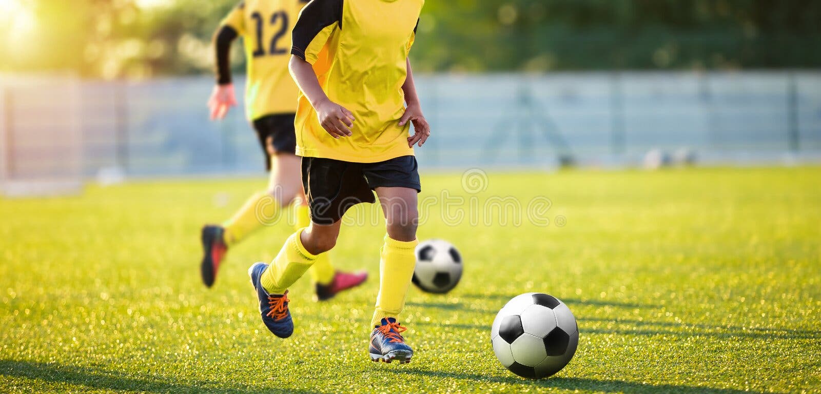 Dois Jogadores De Futebol Correndo E Dando Pontapés. Jogadores De