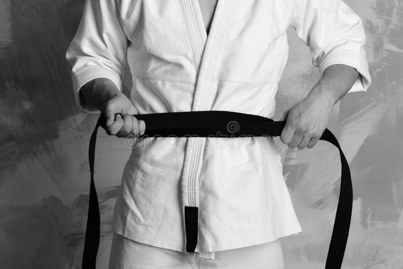 Treinamento do karaté e conceito japoneses dos esportes O lutador do karaté com cinturão negro imagens de stock Treinamento do karaté e conceito japoneses dos esportes O lutador do karaté com cinturão negro imagens de stock