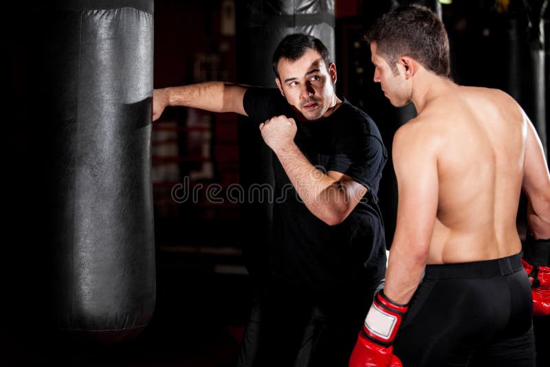 Treinamento do pugilista e do treinador em um gym fotografia de stock royalty free Treinamento do pugilista e do treinador em um gym fotografia de stock royalty free