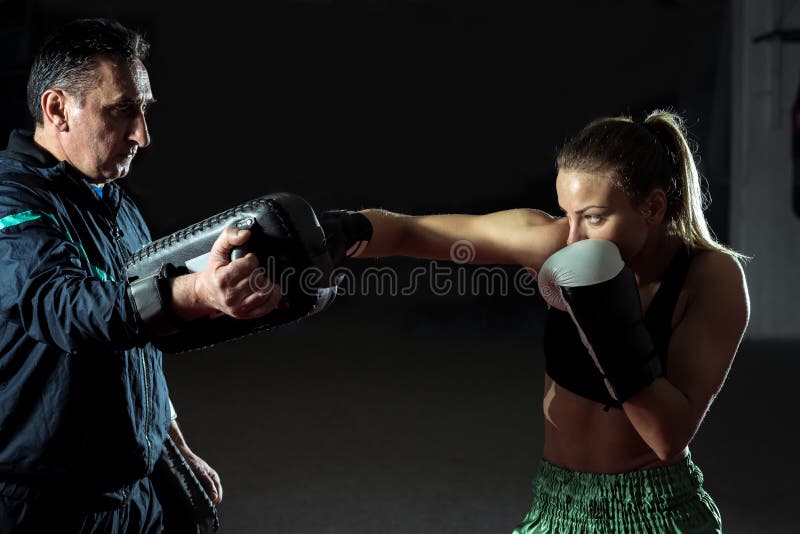 Treinamento fêmea de Kickboxing fotos de stock Treinamento fêmea de Kickboxing fotos de stock