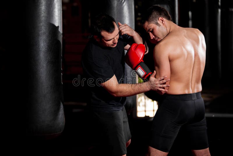 Treinando um pugilista em um gym imagens de stock royalty free Treinando um pugilista em um gym imagens de stock royalty free