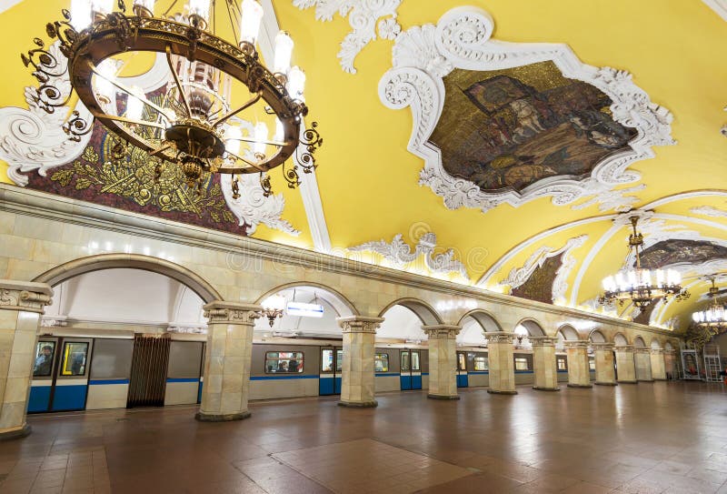 Treine na estação de metro Komsomolskaya em Moscovo, Rússia fotos de stock Treine na estação de metro Komsomolskaya em Moscovo, Rússia fotos de stock
