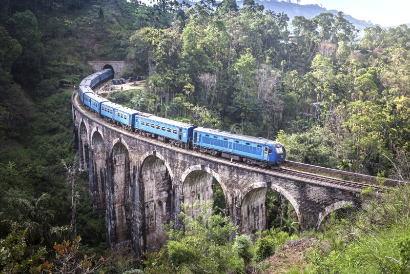 Treine na ponte de Demodara de nove arcos ou na ponte no céu Localizado em Demodara perto da cidade de Ella, Sri Lanka imagens de stock Treine na ponte de Demodara de nove arcos ou na ponte no céu Localizado em Demodara perto da cidade de Ella, Sri Lanka imagens de stock