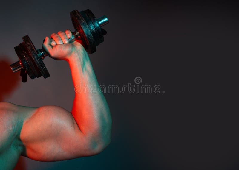 Treino de bíceps para força. Mão a levantar halteres. Bíceps poderoso. Músculo do bíceps. Força e poder no braço. Treino de braços fotos de stock