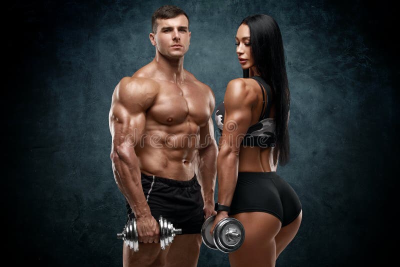 Treino de casais esportivos com estômagos. homem e mulher musculares