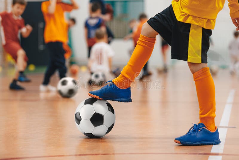 Salão de esportes de futebol interior. Jogador de futebol futsal, bola,  futsal. Fundo desportivo. Liga de Futsal Juvenil. Jogadores de futebol  interior com bola de futebol clássico . fotos, imagens de ©