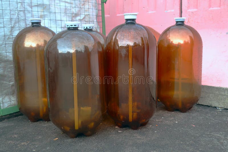 Treinta botellas de cerveza marrones plásticas grandes del litro fotos de archivo libres de regalías Treinta botellas de cerveza marrones plásticas grandes del litro fotos de archivo libres de regalías