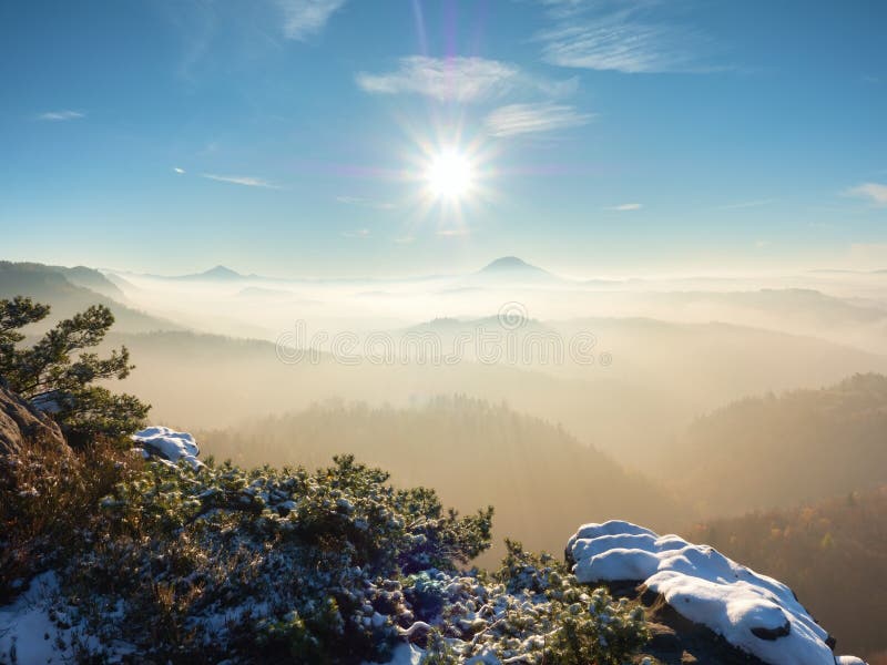 Trek van de vorstherfst, rotsen met eerste verse sneeuw worden behandeld die stock foto Trek van de vorstherfst, rotsen met eerste verse sneeuw worden behandeld die stock foto