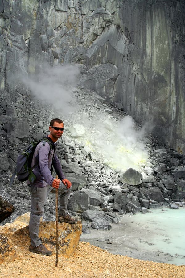 Trekker nel cratere immagine stock Trekker nel cratere immagine stock