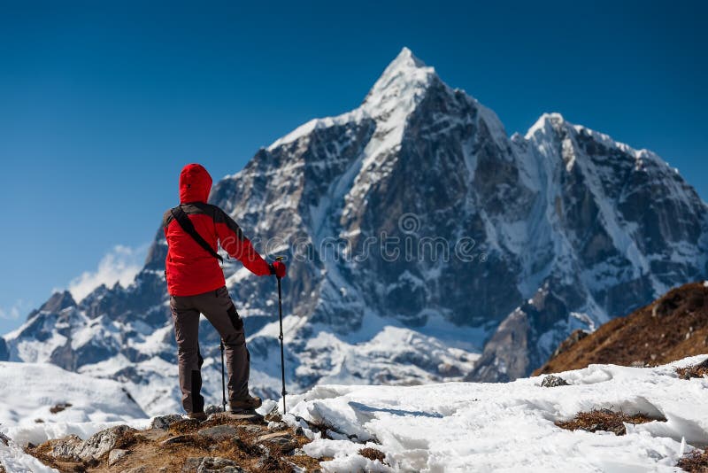 Trekker no vale de Khumbu em uma maneira ao acampamento base de Everest