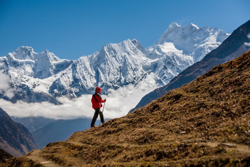 Trekker sur le voyage de circuit de Manaslu au Népal