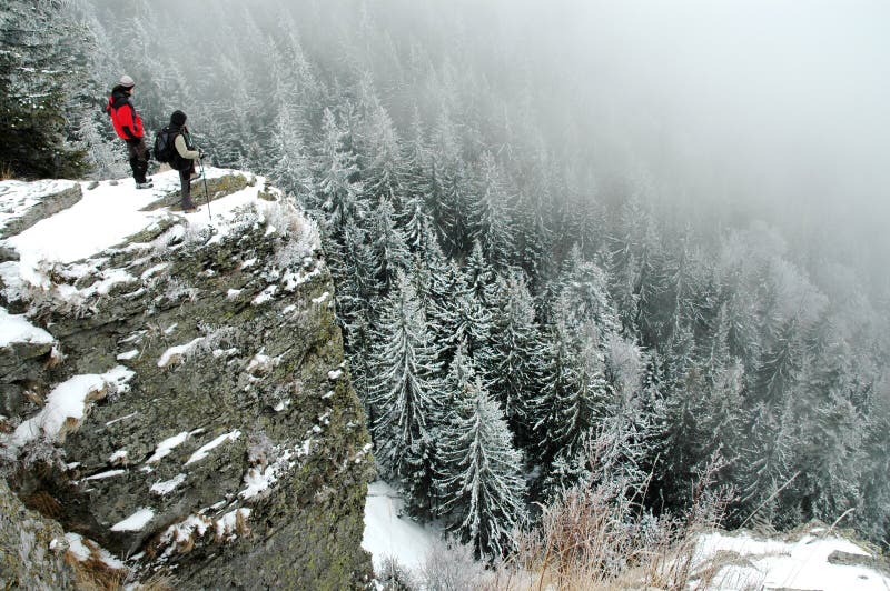 Trekkers na cimeira no inverno imagem de stock royalty free Trekkers na cimeira no inverno imagem de stock royalty free