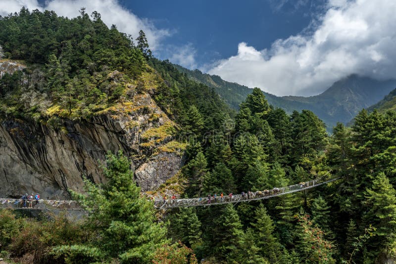 Trekkers που διασχίζει μια γέφυρα αναστολής στην περιοχή Everest & x28 Sagarma στοκ φωτογραφίες με δικαίωμα ελεύθερης χρήσης Trekkers που διασχίζει μια γέφυρα αναστολής στην περιοχή Everest & x28 Sagarma στοκ φωτογραφίες με δικαίωμα ελεύθερης χρήσης