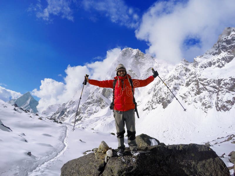 Trekkersieger auf die Oberseite, Himalaja-Berge, Mann Trekker nach Wanderung zu niedrigem Lager Everest stockfoto Trekkersieger auf die Oberseite, Himalaja-Berge, Mann Trekker nach Wanderung zu niedrigem Lager Everest stockfoto